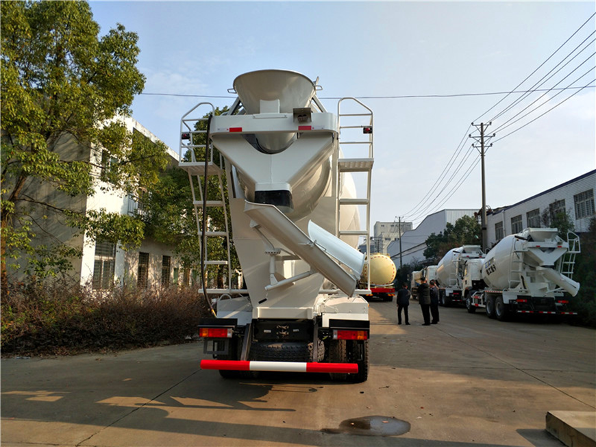 聯(lián)合重卡12方攪拌車(chē)